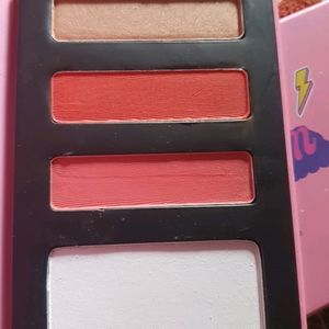 MYGLAMM Blush Highlighter Compact Powder