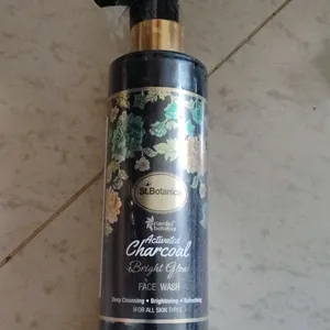 St.Botanica Charcoal Face Wash