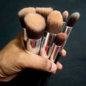 8 Makeup Brushes