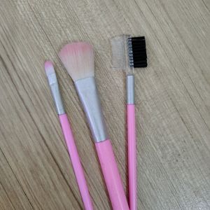 Set Of 3 Makeup Brushes