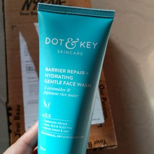 Dot & Key Barrier+ Hydrating Gentle Facewash