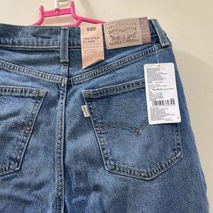 New With Tag Levi’s Flared Jeans