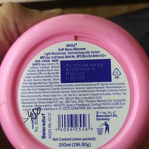 Nivea Soft Berry Blossom Moisturiser