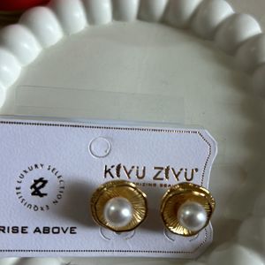 Anti-tarnish pearl stud earrings