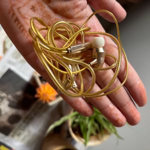 Earphones in great condition, work perfectly well!