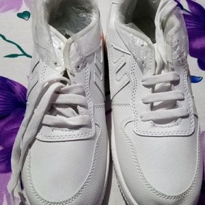 Used Men White Shoe Size 8