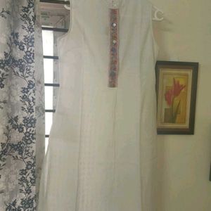 Women's Ajio White Sleeveless Kurti