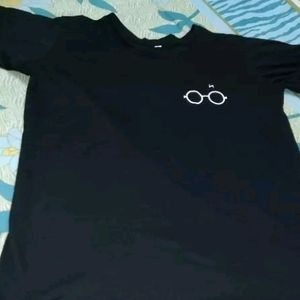 t-shirt in black colour