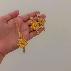 Beautiful golden  Choker Set With Mangtika