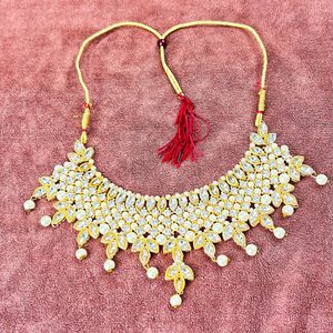 Beautiful, golden jewellery set