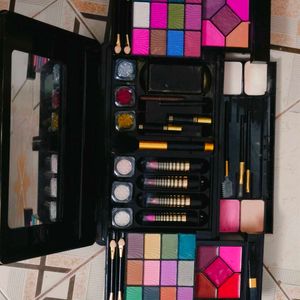 Makeup Kit On Sale Hurry Up!!