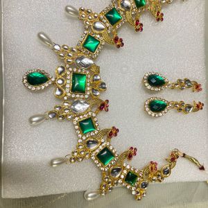 Beautiful Kundan Necklace Set In Green And Golden