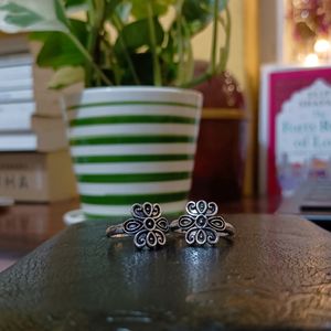 TEEJH OXIDIZED SILVER TOE RING | FLORAL