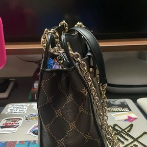 Nine Wear Handbag With Chain Strap