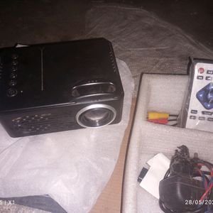 Mini Projecter And Remote Charger