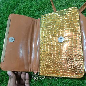 Colour changing side purse