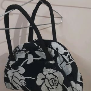 Black & White Rose Hand & Side Bag