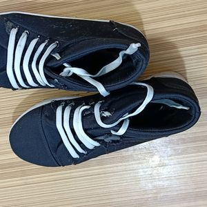 Sneakers Used Withflaws On Starps