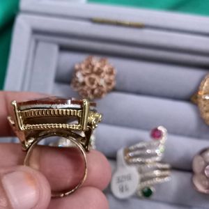 LIKE NEW BEAUTIFUL RING SET OF 8