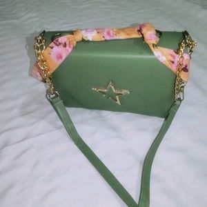 Classy Sling Bag 💚✨