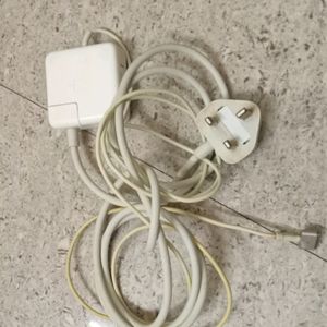 APPLE LAPTOP CHARGER NEW AND ORIGINAL 45.05 WATT