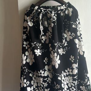 Black & White Flower Pattern Capri