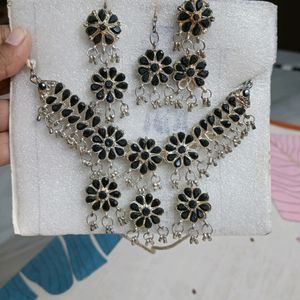 Black Stone Necklace Set With Mangtika