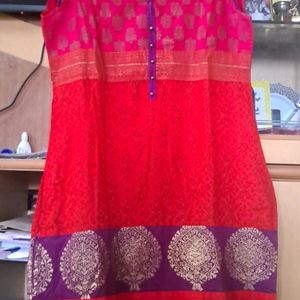 Women Panelled Straight Kurta, Block Printed With