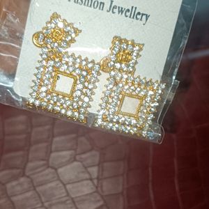 White Stone earrings Or Studs