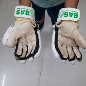 CRICKET GLOVES,