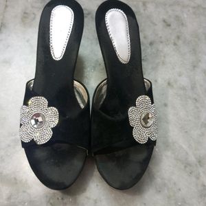 Beautiful Black And Grey Flower Design Wadges