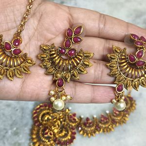 A Beautiful Neck Set With Earrings Maangtika