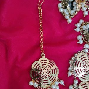 Gold And Pearl Jewellery Set With Tikka