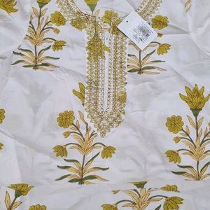 12 Set Of Earrings And White Flower Kurtis