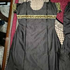 Silk Suit Set For Sale In Good Condition