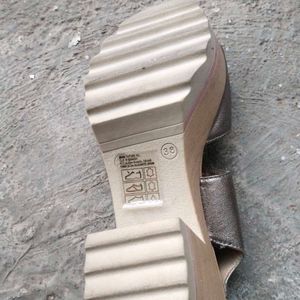 heel sandal with 3.5 inches