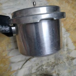 Pressure Cooker With Outer Lid (3 Litres)