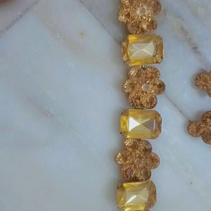 Golden Stone Choker With Tops