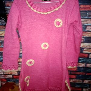 Baby Pink Woolen Kurti .ye Bilkul New H Bs Tag Ni H .ise Maine Sirf 20 Mint K Liye Pahna Tha Isliye Fit Kiya Bs.