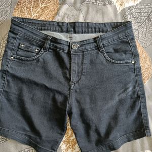 A Casual Wearable Black Shorts