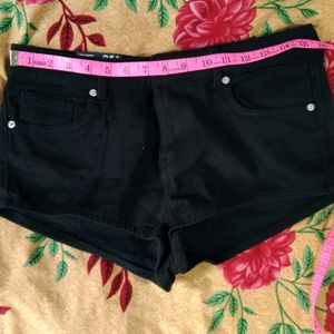 H&M Low Waist Black Shorts