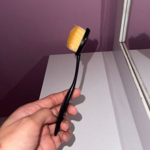 CONCEALER AND CONTOUR BRUSH