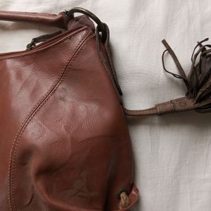 BROWN HAND BAG.