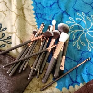 15 Makeup Brushes Set With Pouch