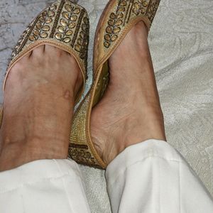 FLASH PRICE... Golden Embellished Juttis