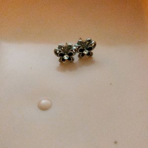 Set of 4 Earring Studs In Good Condition