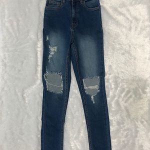 Distressed skinny jeans