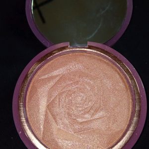 Huda Beauty highlighter