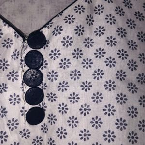 A Stitched White Kurta With Collar and Buttons