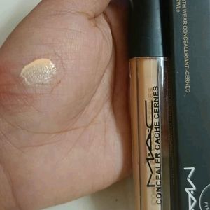 6 Mac concealer +6 huda compact